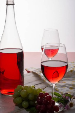 İki bardak ve çiçekle servis edilen gül şarabı kopyalama alanını kapat.