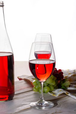 İki bardak ve çiçekle servis edilen gül şarabı kopyalama alanını kapat.