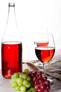 İki bardak ve çiçekle servis edilen gül şarabı kopyalama alanını kapat.