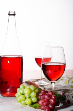 İki bardak ve çiçekle servis edilen gül şarabı kopyalama alanını kapat.