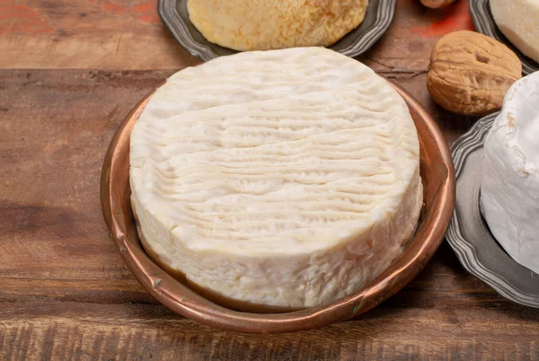 Camembert Húmido Macio Cremoso Queijo Leite Vaca Amadurecido Superfície Feito — Fotografia de Stock