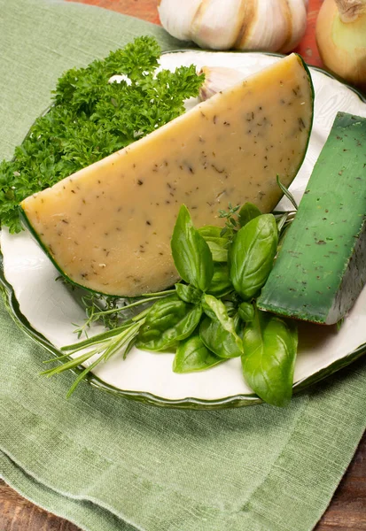 荷兰特产硬奶酪 由牛奶制成 有不同的香料和新鲜的绿色香草 — 图库照片