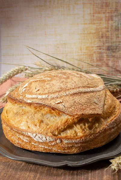 Zuurdeeg Zelfgemaakte Ronde Witte Tarwe Brood Close — Stockfoto