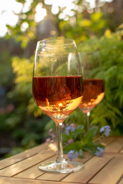 Dos Copas Vino Rosas Frías Servidas Terraza Aire Libre Jardín — Foto de Stock