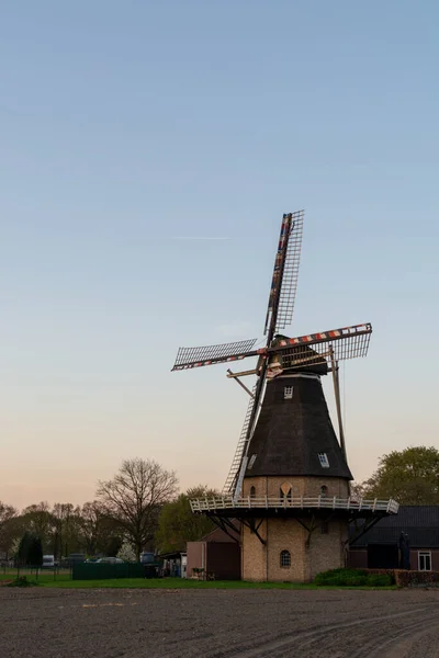 전통적 네덜란드 방앗간 과푸른 — 스톡 사진