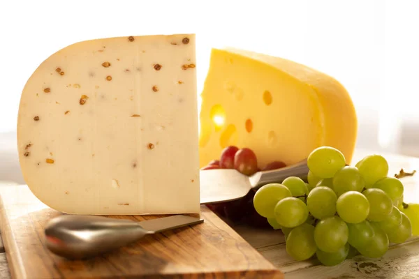 Holländischer Hartkäse Maasdam Oder Emmentaler Käse Mit Löchern Und Weißer — Stockfoto