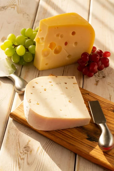 Holländischer Hartkäse Maasdam Oder Emmentaler Käse Mit Löchern Und Weißer — Stockfoto