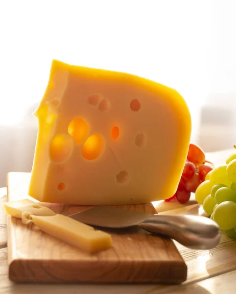 Nederländsk Hårdost Maasdam Eller Emmentaler Ost Med Hål — Stockfoto