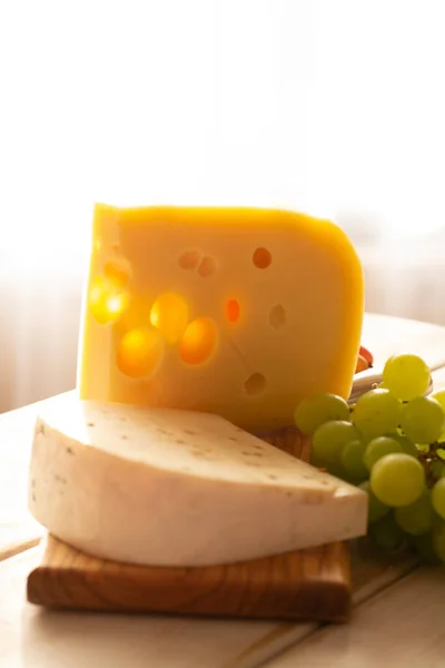 Holandský Tvrdý Sýr Maasdam Nebo Emmentaler Sýr Otvory — Stock fotografie