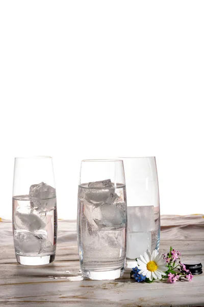 Agua Bebida Mineral Stil Botella Vidrio Servida Con Tres Vasos — Foto de Stock