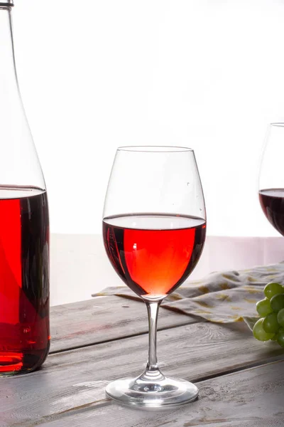 Anggur Mawar Disajikan Dengan Dua Gelas Dan Anggur Copy Ruang — Stok Foto