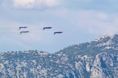 Toulon, FRANCE - 15 Ağustos 2018: Patrouille de France akrobatik takımı, Fransız Hava Kuvvetleri 'nin ünlü gösterisi, Patrouille de France' ın alfa jetleri tam düzende..