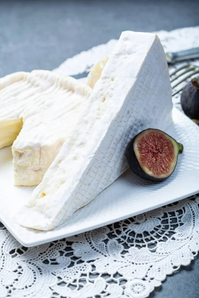 Dos Piezas Quesos Blandos Franceses Brie Camembert Con Moho Blanco —  Fotos de Stock