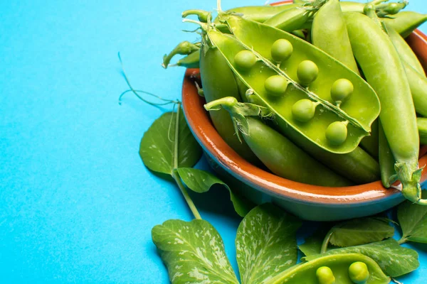 Fresco Verde Maturo Zucchero Scatta Piselli Dolci Ciotola Copiare Spazio — Foto Stock