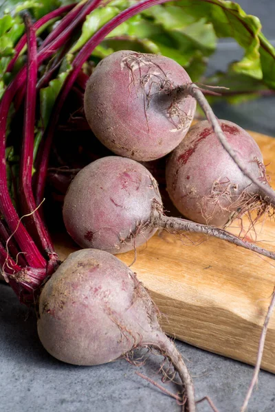 Raíces Remolacha Roja Cruda Joven Con Hojas Nueva Cosecha — Foto de Stock