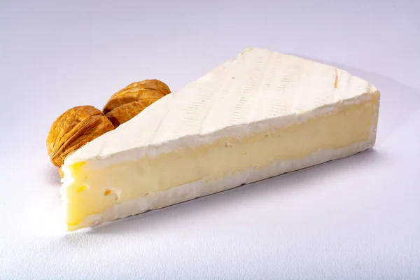 フランス セーヌ マルヌ地方で生産されているフランスの柔らかい熟成白牛乳チーズブリー — ストック写真