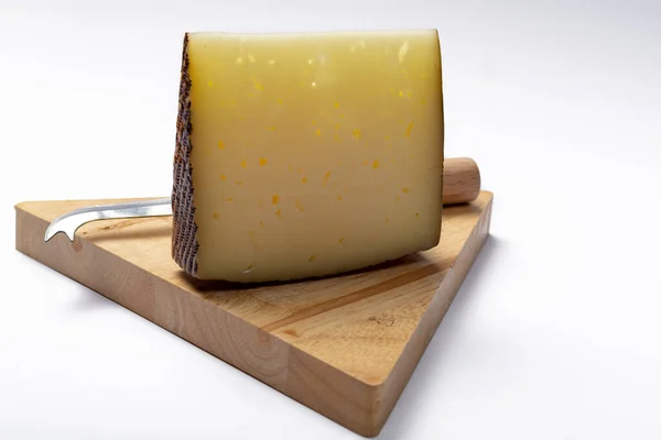 Kousek Španělského Tvrdého Sýra Scheep Milk Cheese Manchego Dřevěné Prkně — Stock fotografie