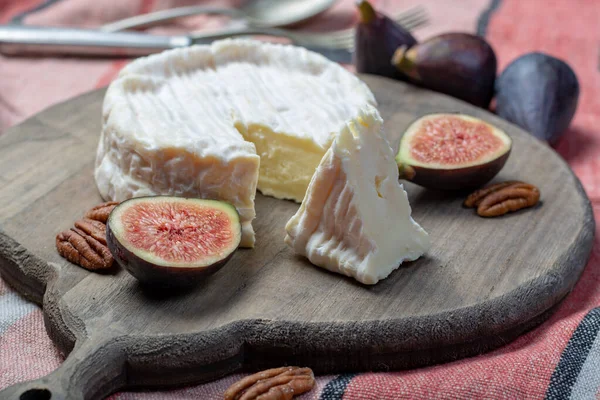 法国软糖乳酪 原味的诺曼底乳酪 配上新鲜成熟的无花果和葡萄 — 图库照片