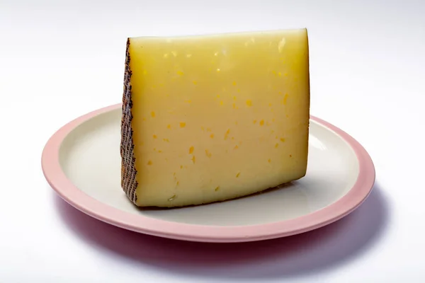 Kousek Španělského Tvrdého Sýra Plnotučného Mléka Manchego Bílém Prkně Zblízka — Stock fotografie