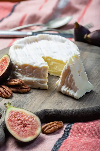 法国软糖乳酪 原味的诺曼底乳酪 配上新鲜成熟的无花果和葡萄 — 图库照片