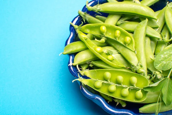 Fresco Verde Maturo Zucchero Scatta Piselli Dolci Ciotola Copiare Spazio — Foto Stock