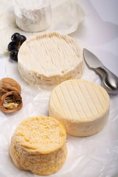 フランスのAocソフト牛チーズ クランブルラングル シャープなパイアングロワ 強い味とブリーが夕食後のデザートとして提供されます — ストック写真