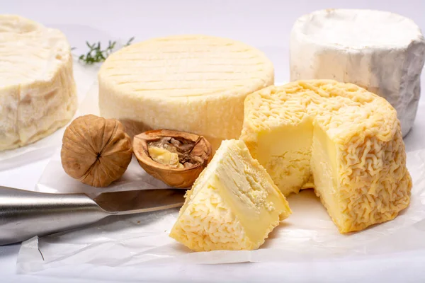 Fransız Aoc Yumuşak Inek Peyniri Parçalanmış Kabuklu Langres Keskin Pie — Stok fotoğraf
