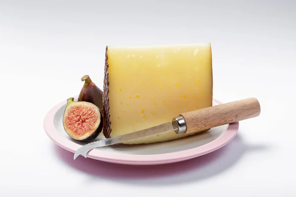 Kousek Španělského Tvrdého Sýra Plnotučného Mléka Manchego Bílém Prkně Podávaný — Stock fotografie
