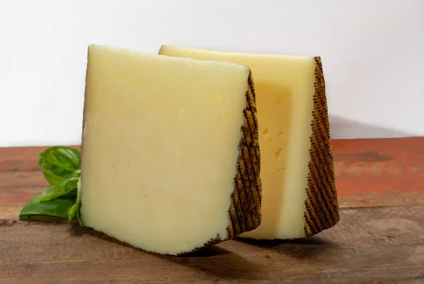 Dva Kousky Manchega Queso Manchego Sýr Vyrobený Oblasti Mancha Španělsku — Stock fotografie