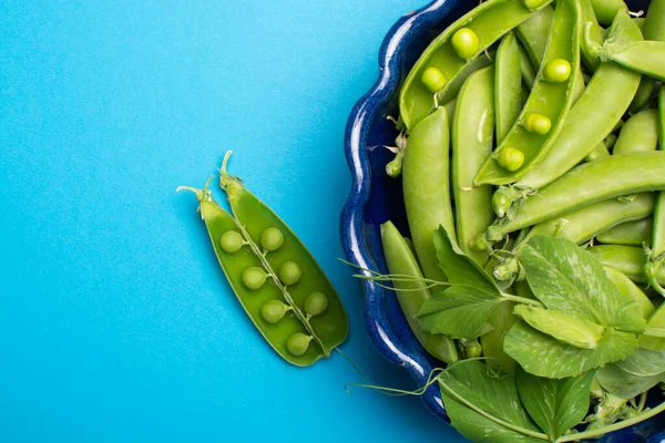 Fresco Verde Maturo Zucchero Scatta Piselli Dolci Ciotola Copiare Spazio — Foto Stock