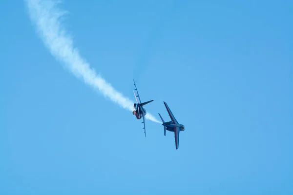 フランス トゥーロン 2018年8月15日 パトロイユ フランスのエアロビクスチーム フランス空軍の有名なデモンストレーション 完全な形でパトロイユ フランスのアルファジェット — ストック写真