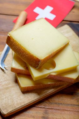 İsviçre peynirlerinin çeşitli çeşitleri Emmental veya Emmentaler orta boy sert peynir yuvarlak delikli Gruyere, apandisit ve raclette geleneksel peynir fondü ve graten ve İsviçre bayrağı için kullanılır.