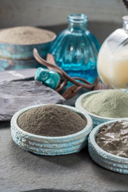 Antik doğa mineralleri, cilt bakımları, spa tedavileri, yüz maskeleri, gri, siyah, yeşil ve mavi çamur için kullanılan farklı kil türleri.