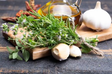 Aromatik taze mutfak otları, sarımsak, soğan ve zeytinyağı. Medditeryan mutfağındaki birçok yemek için ana malzemeler.