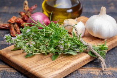 Aromatik taze mutfak otları, sarımsak, soğan ve zeytinyağı. Medditeryan mutfağındaki birçok yemek için ana malzemeler.