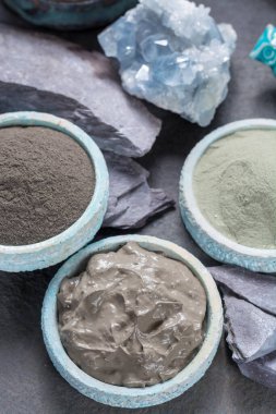 Antik doğa mineralleri, cilt bakımları, spa tedavileri, yüz maskeleri, gri, siyah, yeşil ve mavi çamur için kullanılan farklı kil türleri.
