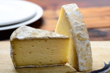 Fransız Tomme ve Cantal peyniri parçaları, yakın plan.