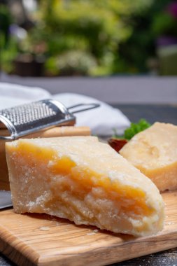 Geleneksel İtalyan yemekleri - 36 aylık mağaralarda İtalyan parmesan peyniri Parmigiano-Reggiano, İtalya 'dan