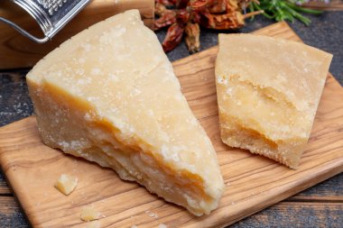 Geleneksel İtalyan yemekleri - 36 aylık mağaralarda İtalyan parmesan peyniri Parmigiano-Reggiano, İtalya 'dan