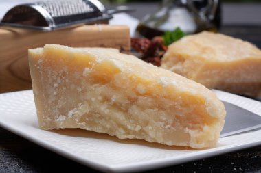 Geleneksel İtalyan yemekleri - 36 aylık mağaralarda İtalyan parmesan peyniri Parmigiano-Reggiano, İtalya 'dan