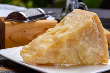 Geleneksel İtalyan yemekleri - 36 aylık mağaralarda İtalyan parmesan peyniri Parmigiano-Reggiano, İtalya 'dan