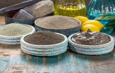 Antik doğa mineralleri, cilt bakımları, spa tedavileri, yüz maskeleri, gri, siyah, yeşil ve mavi çamur için kullanılan farklı kil türleri.