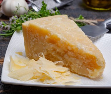 Geleneksel İtalyan yemekleri - 36 aylık mağaralarda İtalyan parmesan peyniri Parmigiano-Reggiano, İtalya 'dan
