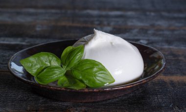 Taze yumuşak beyaz burrata, tereyağlı peynir, mozzarella ve ricotta kreması karışımından yapılmış, orijinali İtalya, Apulia bölgesinden, Amerika 'da çok popüler yumuşak peynir.