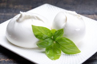 Taze yumuşak beyaz burrata, tereyağlı peynir, mozzarella ve ricotta kreması karışımından yapılmış, orijinali İtalya, Apulia bölgesinden, Amerika 'da çok popüler yumuşak peynir.