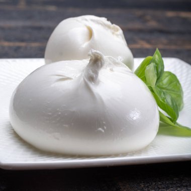 Taze yumuşak beyaz burrata, tereyağlı peynir, mozzarella ve ricotta kreması karışımından yapılmış, orijinali İtalya, Apulia bölgesinden, Amerika 'da çok popüler yumuşak peynir.
