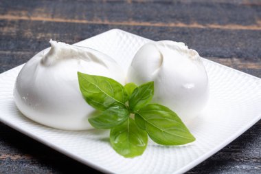 Taze yumuşak beyaz burrata, tereyağlı peynir, mozzarella ve ricotta kreması karışımından yapılmış, orijinali İtalya, Apulia bölgesinden, Amerika 'da çok popüler yumuşak peynir.