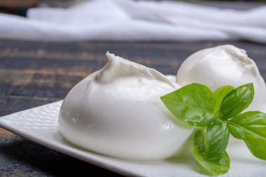 Taze yumuşak beyaz burrata, tereyağlı peynir, mozzarella ve ricotta kreması karışımından yapılmış, orijinali İtalya, Apulia bölgesinden, Amerika 'da çok popüler yumuşak peynir.