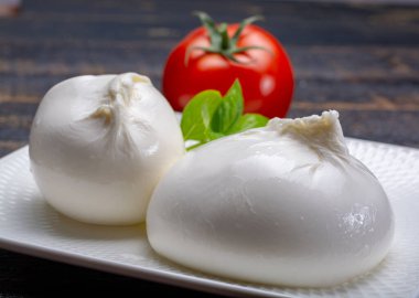 Taze yumuşak beyaz burrata, tereyağlı peynir, mozzarella ve ricotta kreması karışımından yapılmış, orijinali İtalya, Apulia bölgesinden, Amerika 'da çok popüler yumuşak peynir.