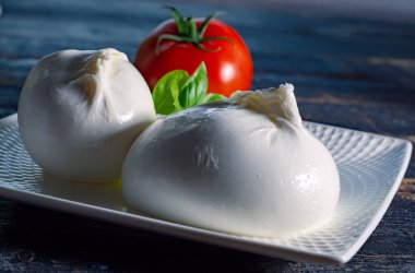 Taze yumuşak beyaz burrata, tereyağlı peynir, mozzarella ve ricotta kreması karışımından yapılmış, orijinali İtalya, Apulia bölgesinden, Amerika 'da çok popüler yumuşak peynir.